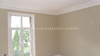 Après avoir refait soigneusement les fissures du plafond, les murs sont révisés et la peinture est appliquée. - PEINTURE TAPISSERIE ENDUIT BICOLORE TRICOLORE PARQUETS
